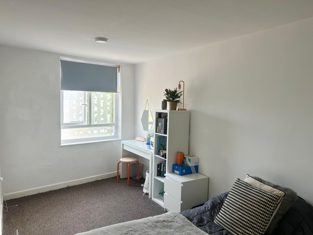 Lot: 6 - TOWN CENTRE LEASEHOLD FLAT - Main Bedroom